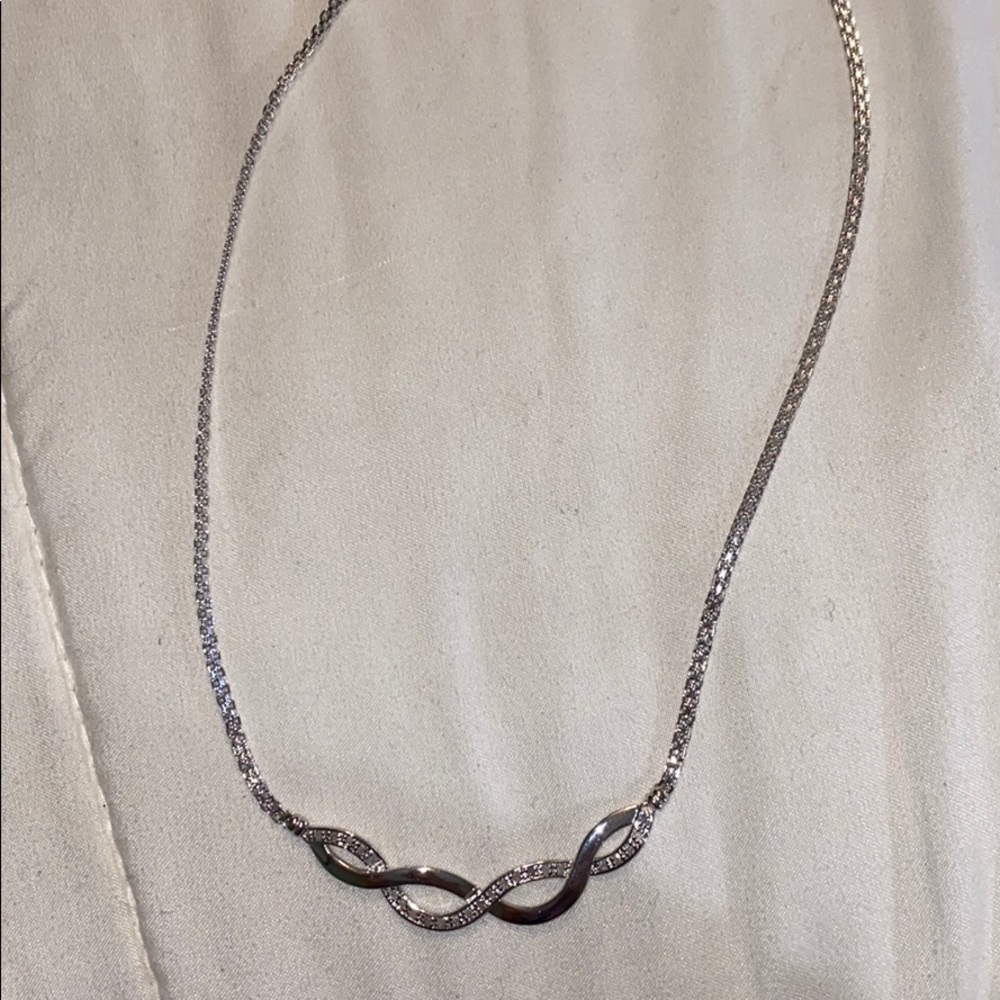 Silver swirled necklace